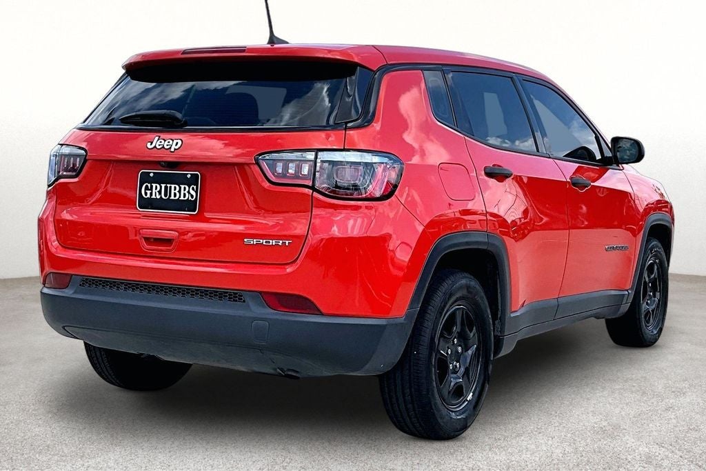 2019 Jeep Cherokee Latitude in Billet Silver Metallic Clearcoat — front three-quarter view