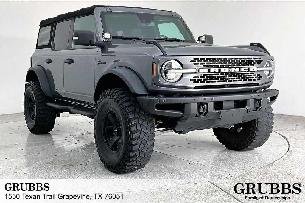 2021 Ford Bronco Badlands in Gray Metallic — front three-quarter view